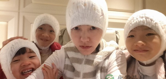 小S拉着仨女儿头戴“纸尿裤帽” 许老三乳牙抢镜