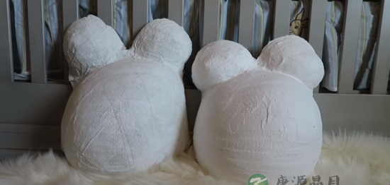 她用纱布跟蜡紧紧包裹9个月的孕肚 原来是为这！