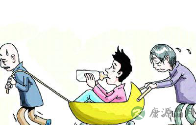 儿子啃老多年老父悔不当初 学会自立要从小教起
