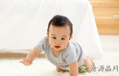 宝宝学坐东倒西歪 游戏来锻炼