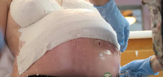 她用纱布跟蜡紧紧包裹9个月的孕肚 原来是为这！