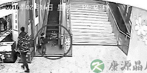 3岁男童扶梯上玩耍脸朝下摔倒 被夹断4根手指