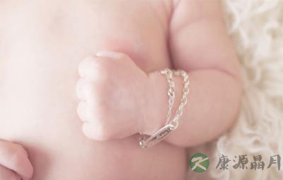 妈妈们注意：宝宝戴首饰有风险