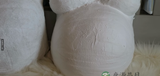 她用纱布跟蜡紧紧包裹9个月的孕肚 原来是为这！