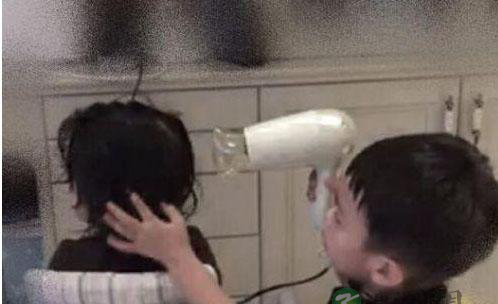邓超儿子被赞暖男 帮妹妹认真吹头发显温馨