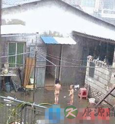 寒冬父母体罚孩子全裸淋雨 邻居不忍报警