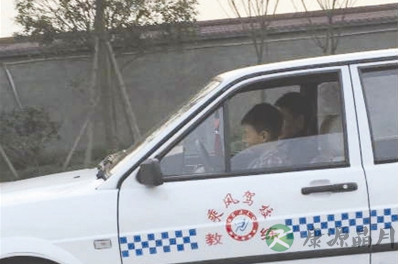 9岁娃驾教练车上路 别让孩子在车上干这9件事