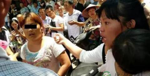 女子疑似当街抢小孩 面对人贩子我们要怎么做？