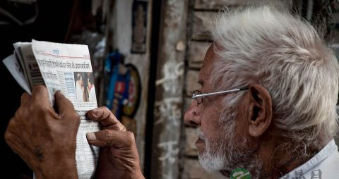 为什么老人喜欢看报纸