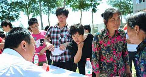 家长陪聘会帮倒忙吗_招聘会带上家长好吗