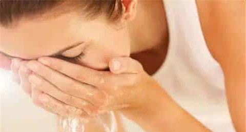 盐水洗脸的正确方法