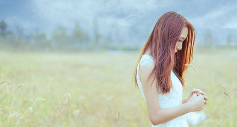 深邃朦胧的摩登烟熏诠释派对季女王妆