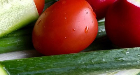 每天只吃黄瓜西红柿可以减肥吗