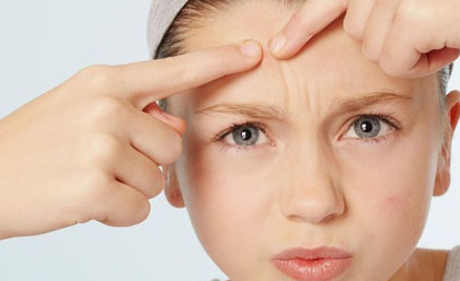 脸上老长痘痘怎么办 夏季抗痘重在呵护