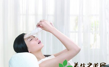红酒面膜：酒精对皮肤的刺激大