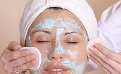 脸上老长痘痘怎么办 夏季抗痘重在呵护