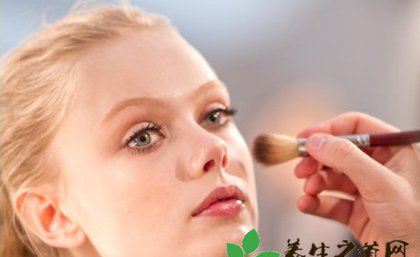 春季爱美女性谨慎选择化妆品