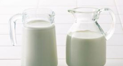 早上喝牛奶能美白吗