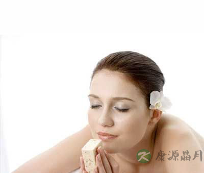 去黑头绝招 轻松甩掉草莓鼻