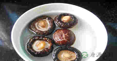 如何泡香菇不跑味