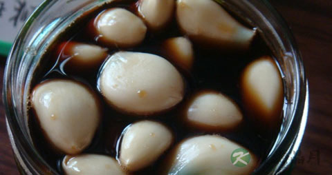 腌腊八蒜用什么米醋