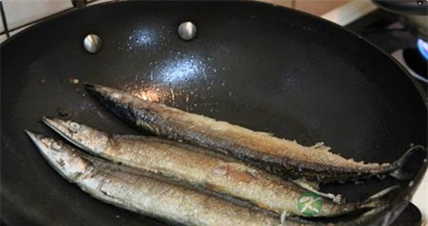 秋刀鱼怎么煎不粘锅 秋刀鱼怎么煎不粘锅