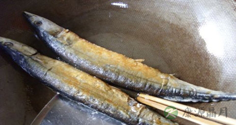 秋刀鱼怎么煎不粘锅 秋刀鱼怎么煎不粘锅