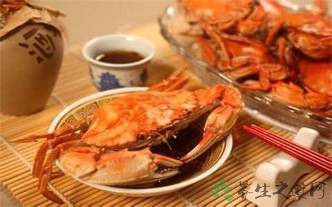 吃螃蟹时喝什么酒最好