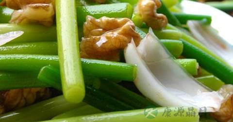 核桃百合炒蒜苗什么时候放调料