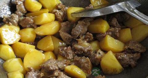 土豆炖牛肉什么时候放调料