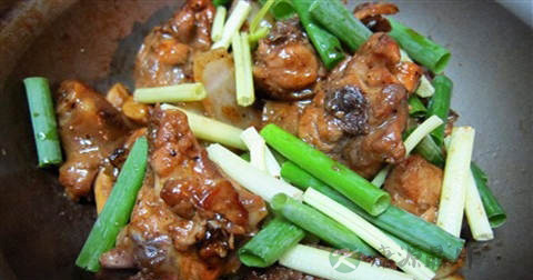 花雕鸡煲什么时候放调料