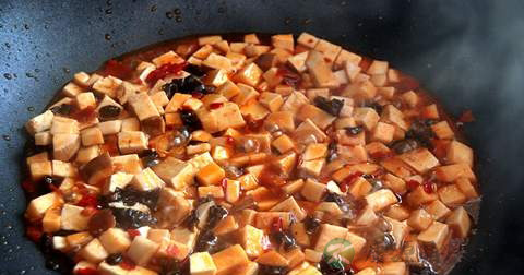 鸡腿菇炒豆腐什么时候放调料