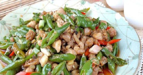 青椒炒鸡用什么油