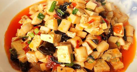 鸡腿菇炒豆腐什么时候放调料