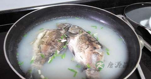 清炖鲫鱼汤什么时候放调料