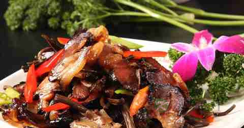 茶树菇炒腊肉什么时候放调料