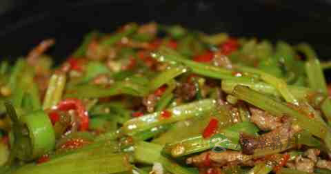香芹炒牛肉什么时候放调料