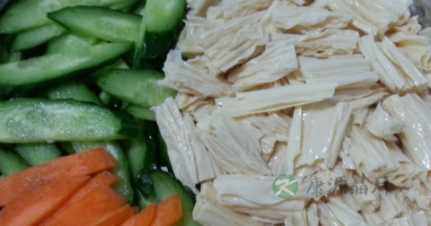 腐竹拌黄瓜什么时候放调料