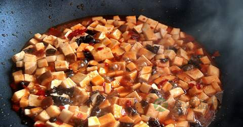 鸡腿菇炒豆腐的营养价值