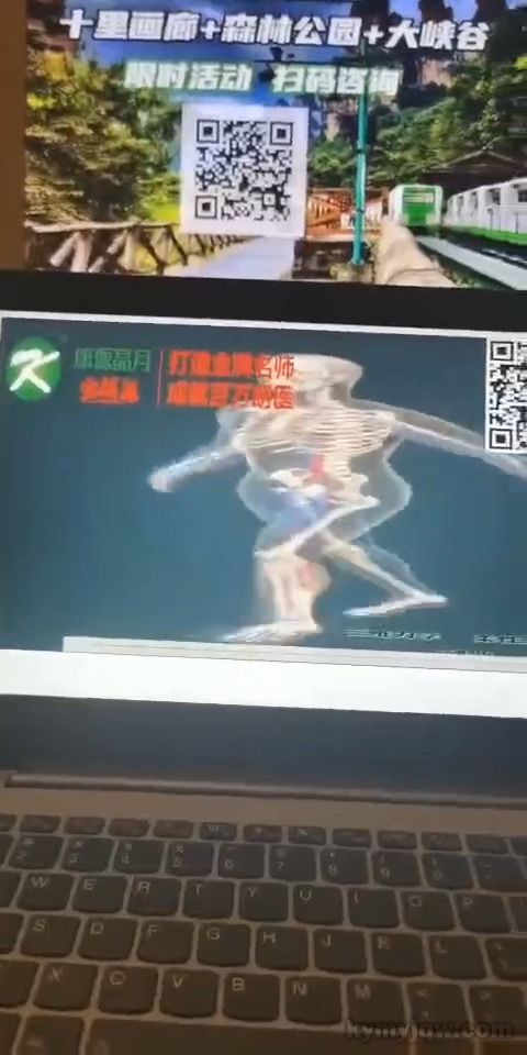 葛老师在认真制作教学课件