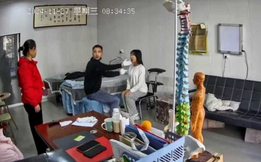 张嘴时往一侧偏歪明显，颞骨错位