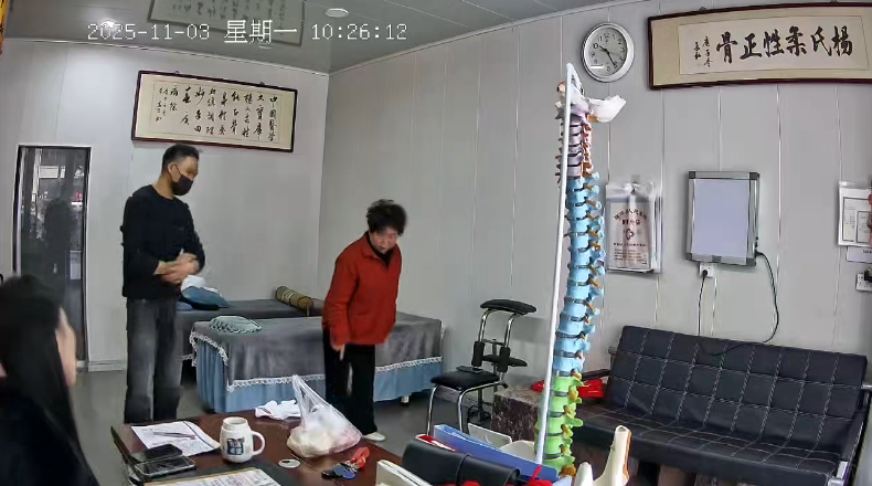 距骨卡前，胫骨内旋伴有横移