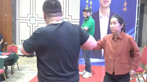 肩膀不能做这个动作，一个点位轻松搞定