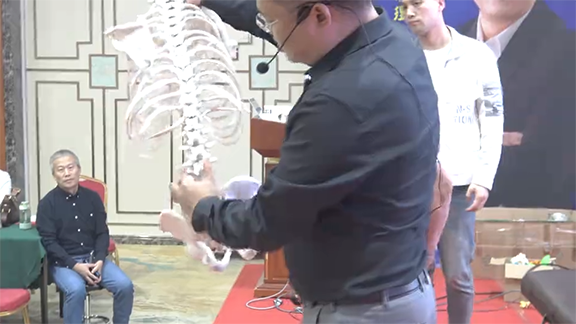 曲度变大，用这个体位，轻松改善！