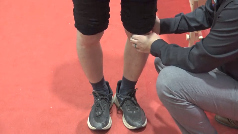 膝关节上楼痛，用这个方法，健步如飞！